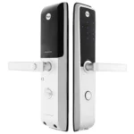 Thiết kế sang trọng của Khóa điện tử Yale YDM 3115 trên cửa gỗ