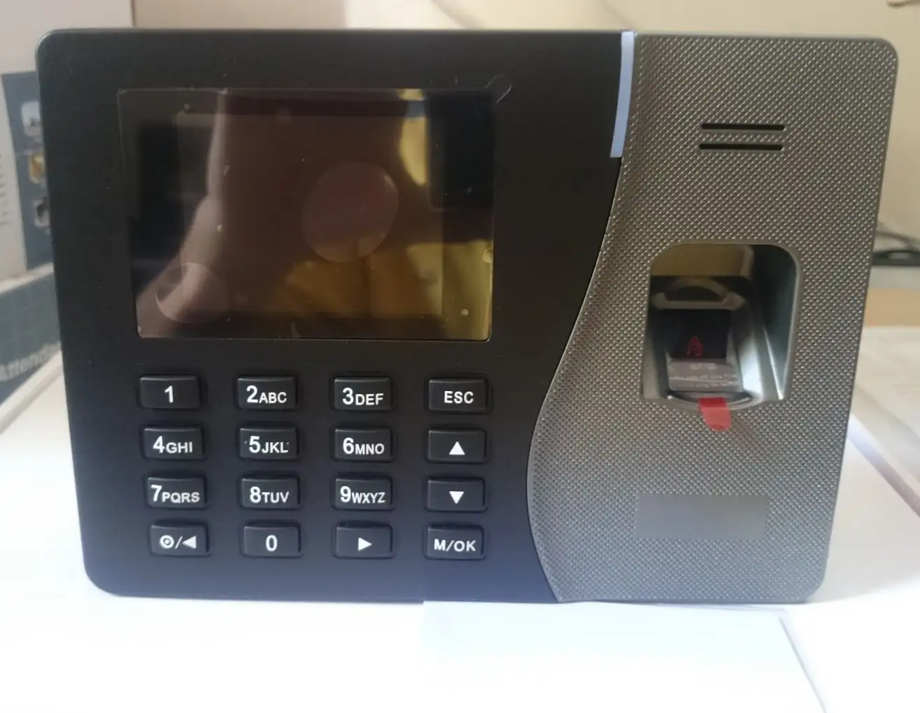 Máy chấm công Ronald Jack AK14 vân tay giá rẻ cho doanh nghiệp vừa