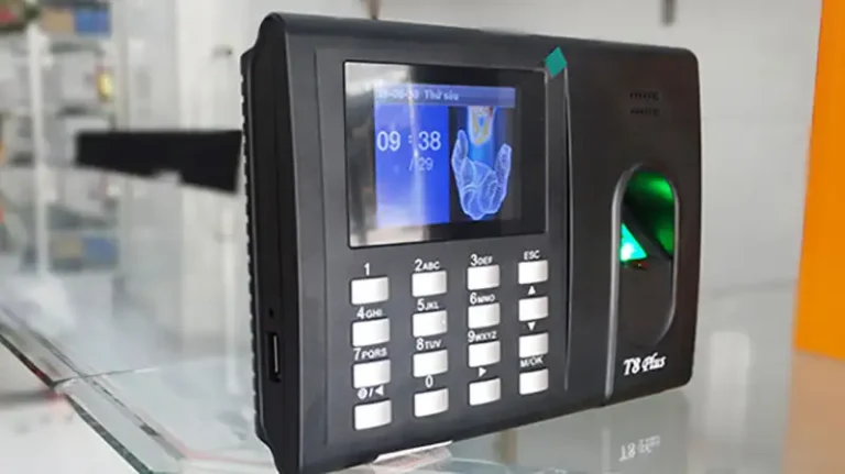 Nhân viên chấm công bằng Ronald Jack T8 Plus tại cửa vào văn phòng